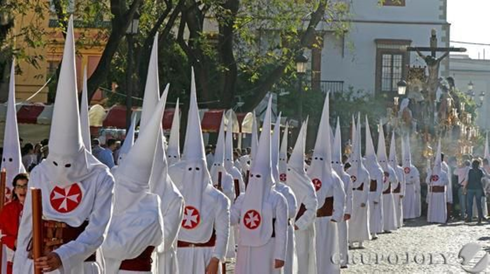El cortejo de nazarenos del Cristo del Amor se despliega en toda su belleza tras dejar atrás Santiago.

Foto: Miguel Angel Gonzalez