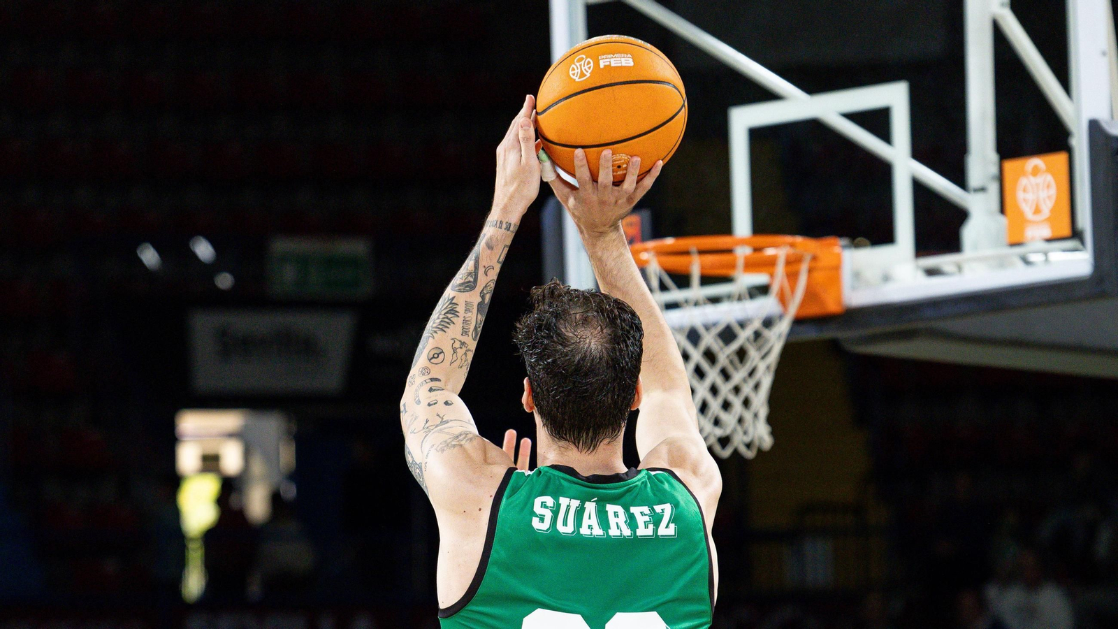 Álex Suárez lanza a canasta durante el último partido contra el San Pablo Burgos.