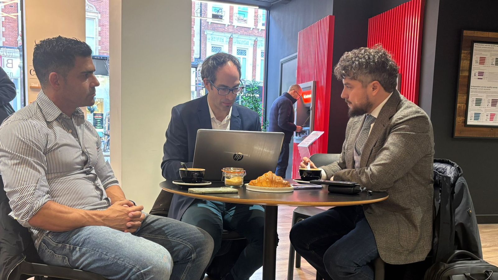 Reunión del equipo de Planetarium Go UK. A la izquierda, Ismael Cerezo. A la derecha, José Jiménez.