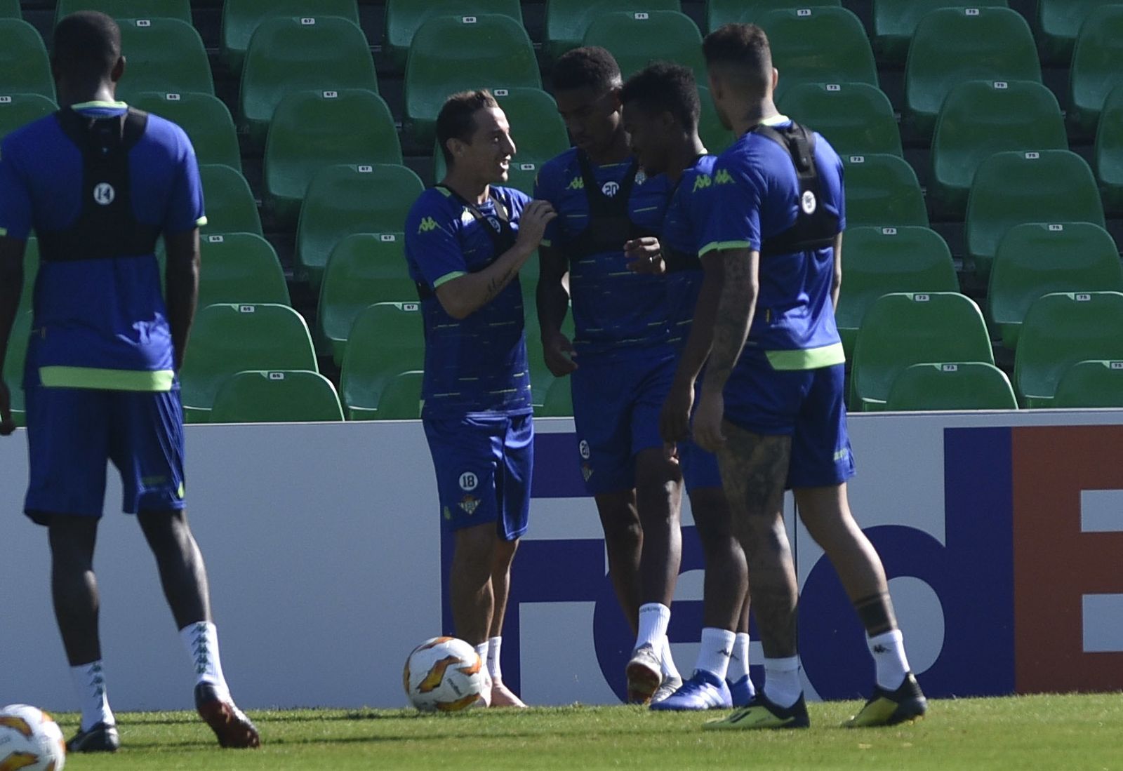 Guardado dialoga con sus compañeros.