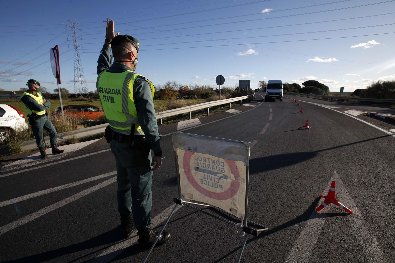 Controles de la Guardia Civil en los accesos a la costa de Huelva
