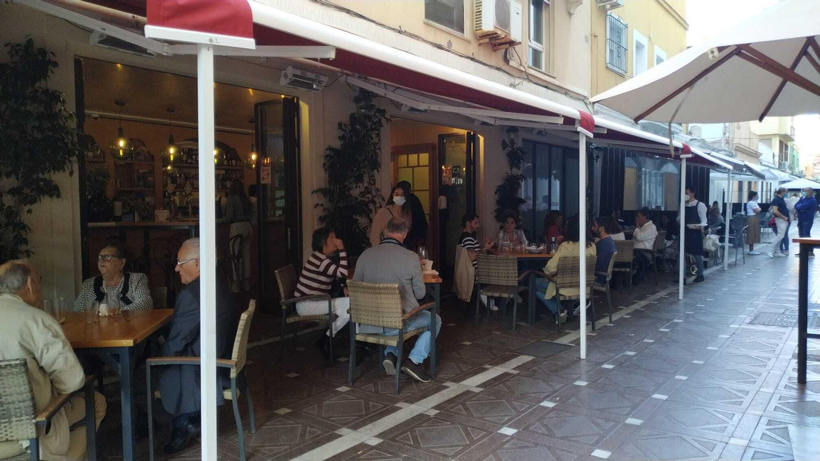 La terraza del Café Modelo, en la calle Real, atestada de clientes, este domingo