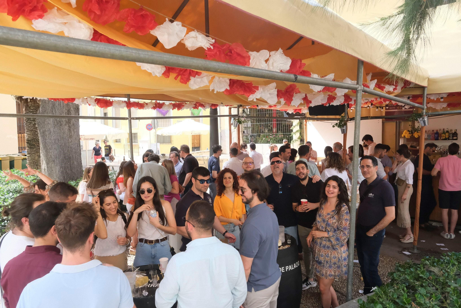 Ganas de fiesta a las puertas del fin de semana en las Cruces de Mayo de Córdoba, en imágenes