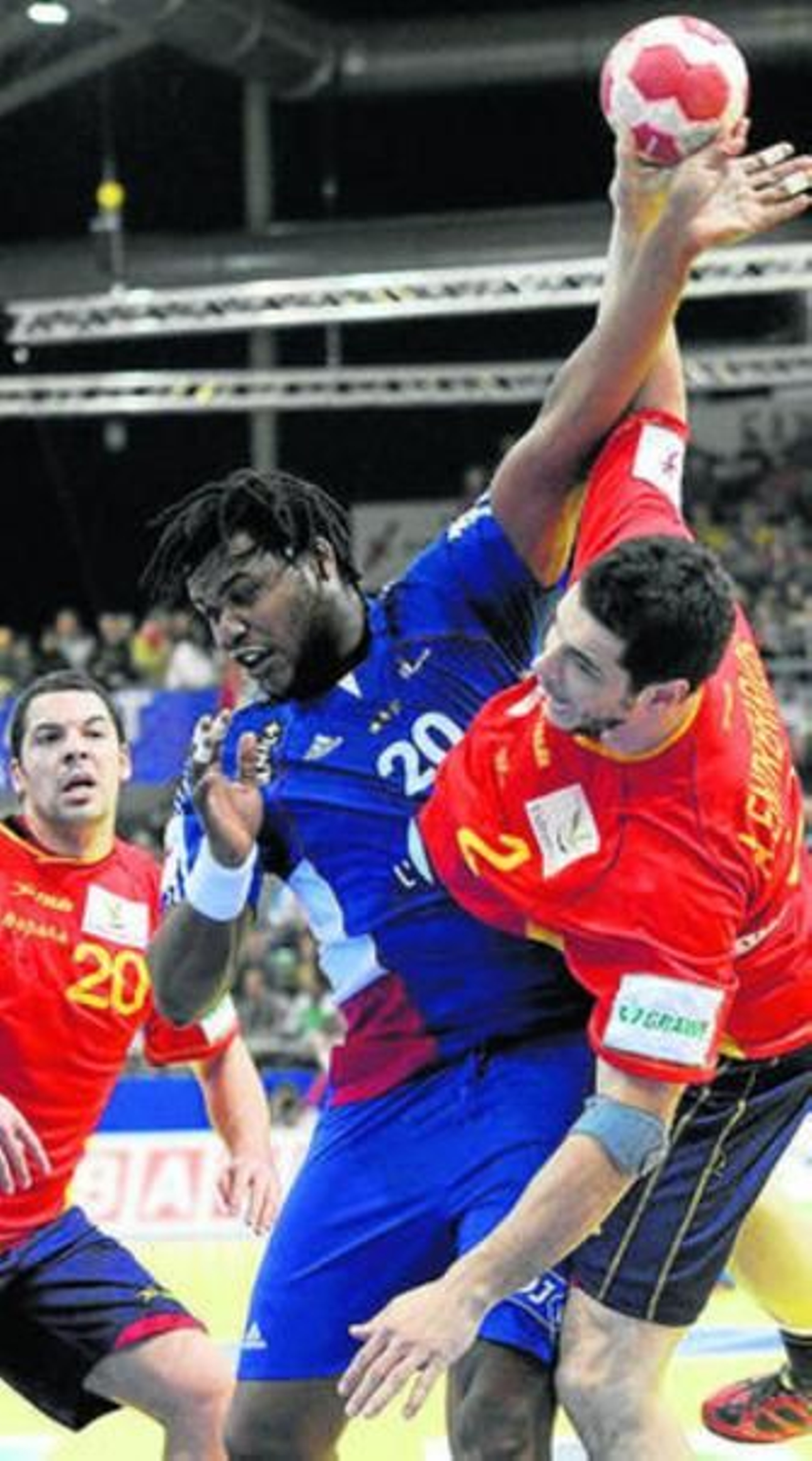 Alberto Entrerríos trata de lanzar ante Sorhaindo.