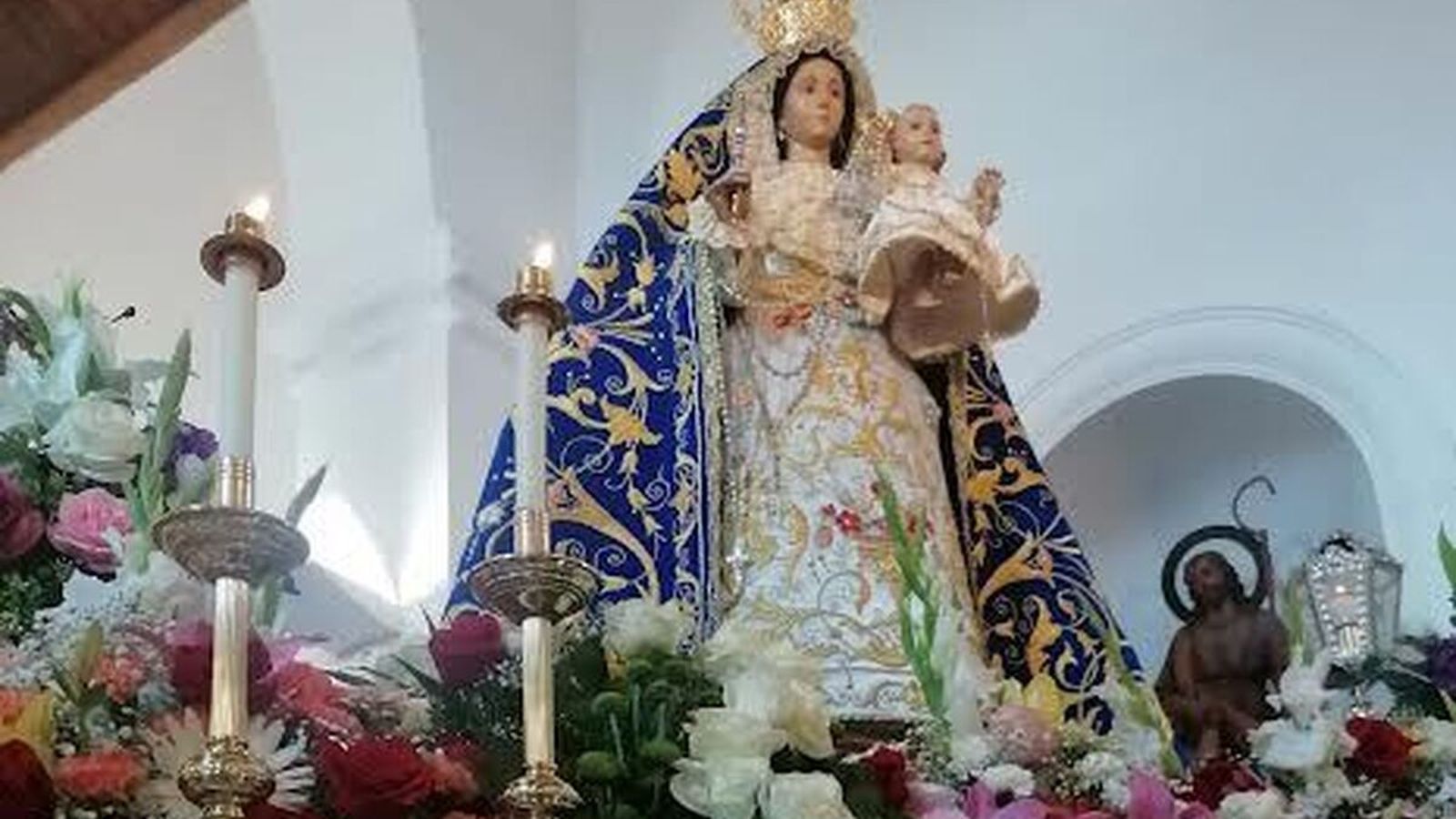La Virgen del Rosario, de Huebro, con su manto