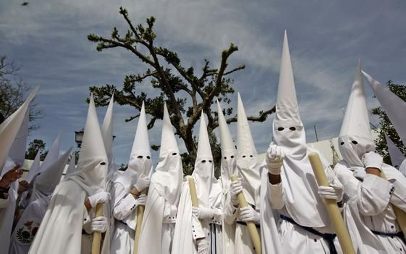 Un grupo de nazarenos en el patio de la parroquia de San Sebastián.

Foto: Antonio Pizarro