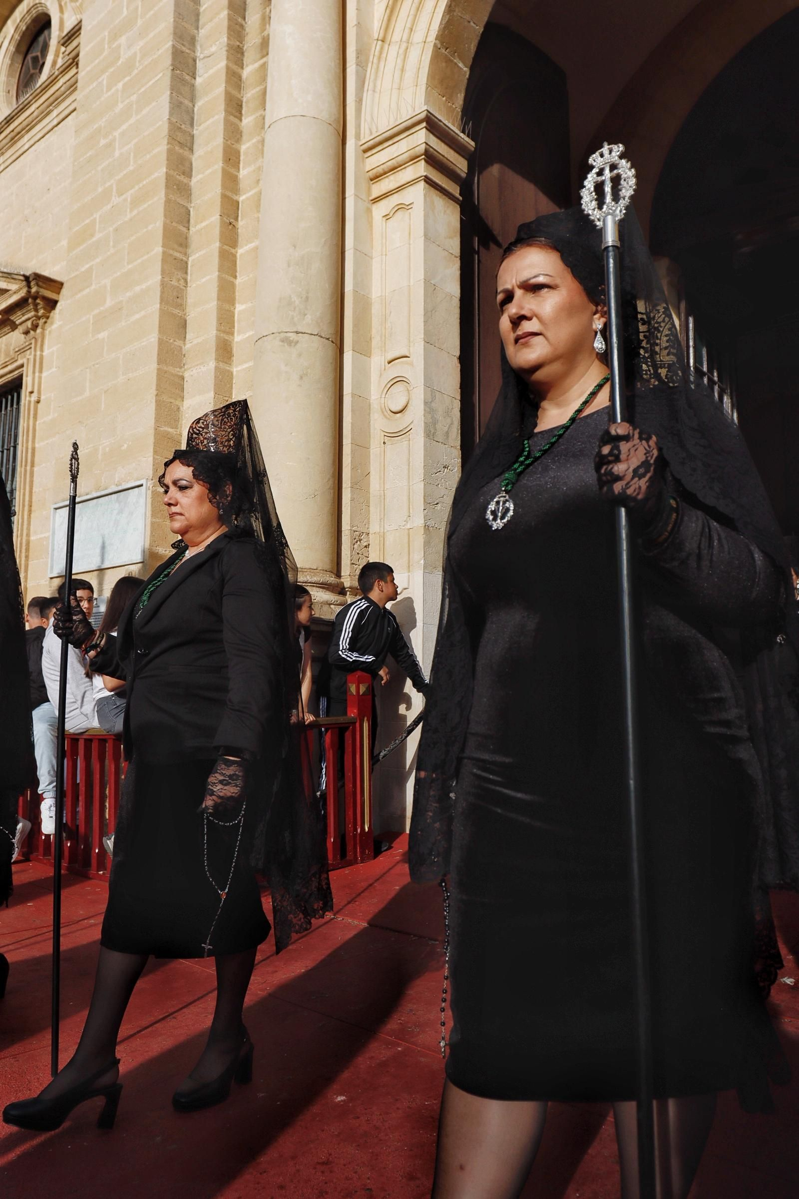 Imágenes de la salida de la Vera Cruz en la Semana Santa de Chiclana 2025