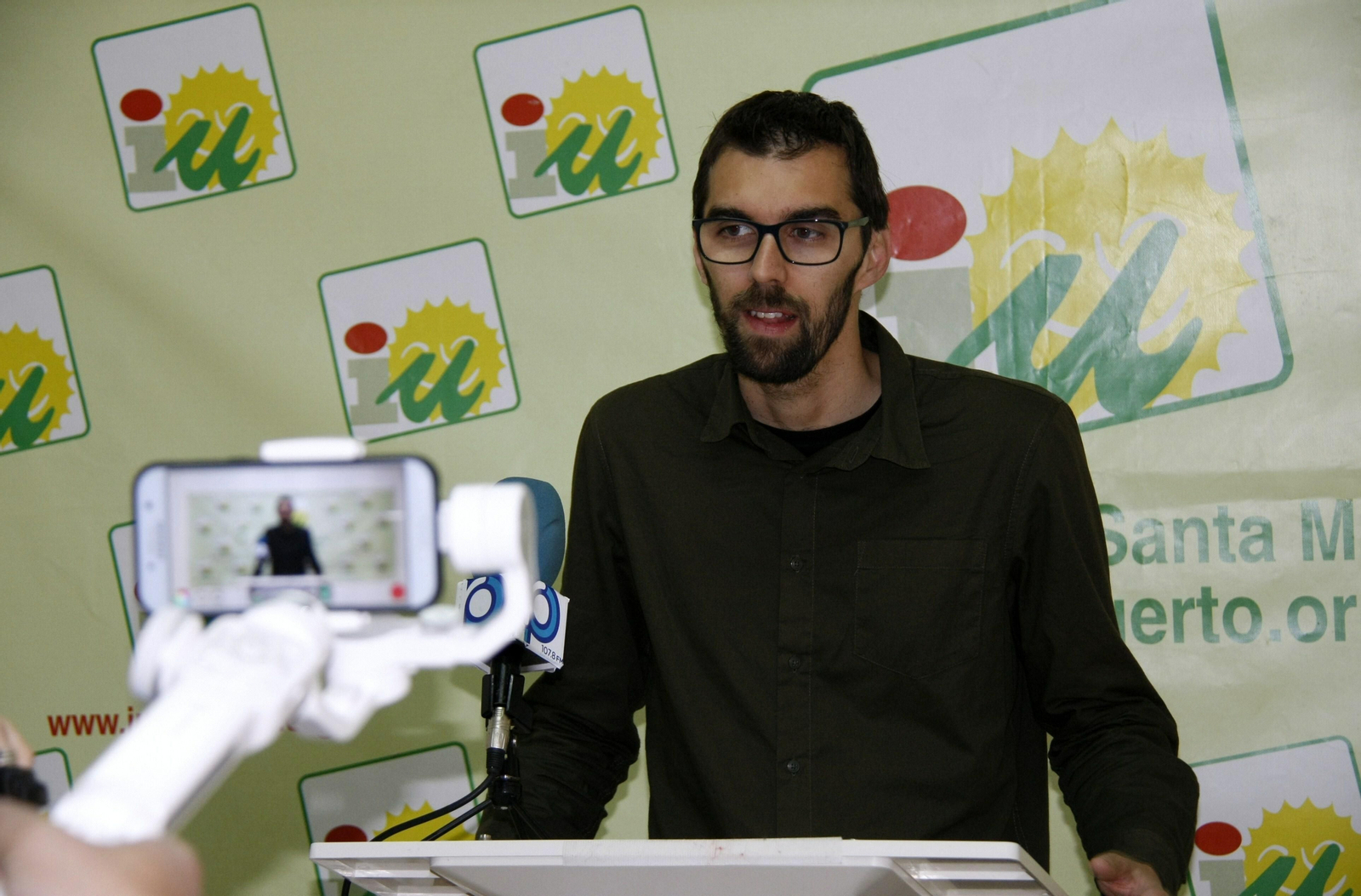 El alcaldable de Izquierda Unida, José Luis Bueno, durante la comparecencia de prensa en la sede de dicho partido.