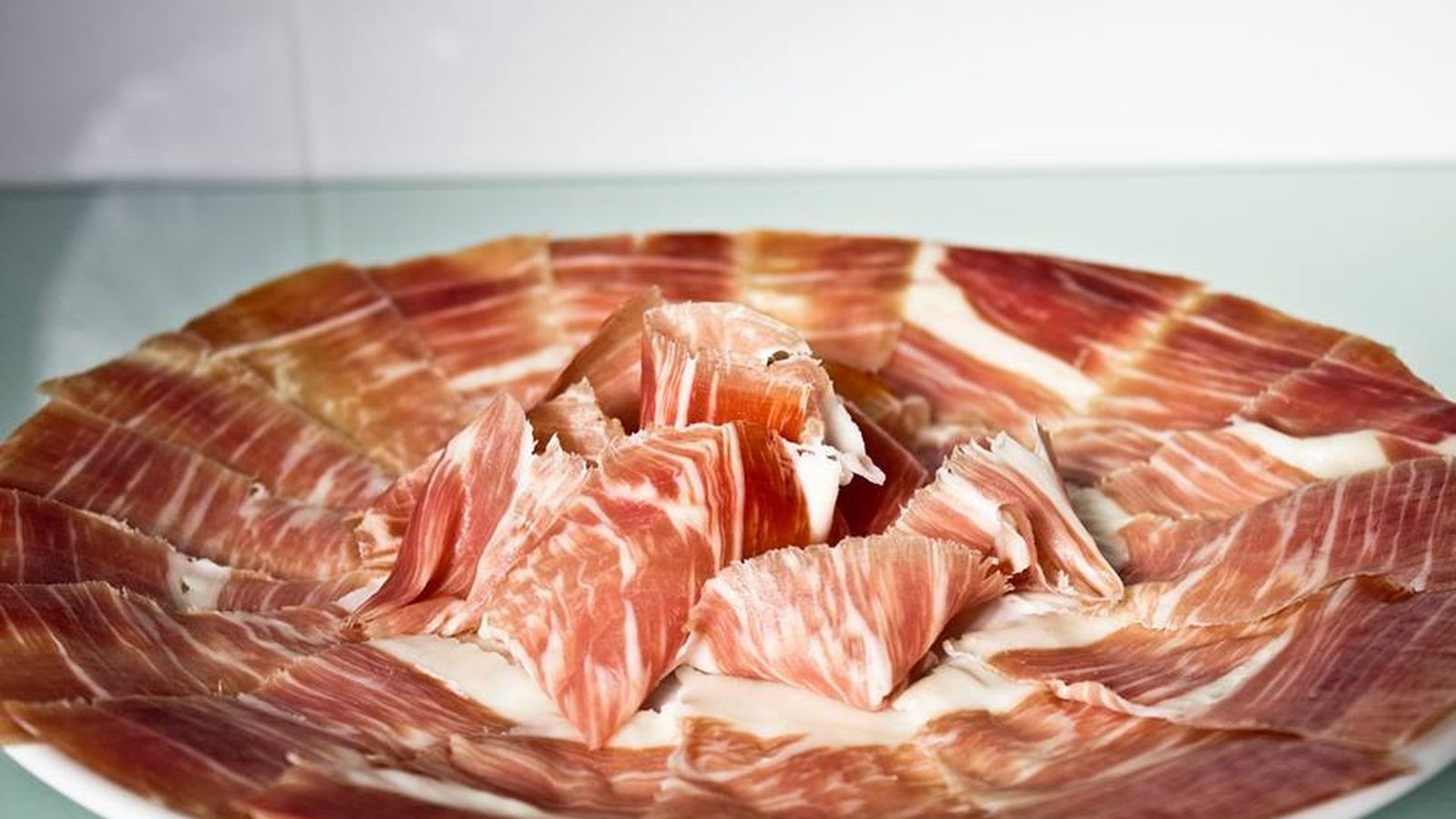 Un plato de jamón de la empresa.