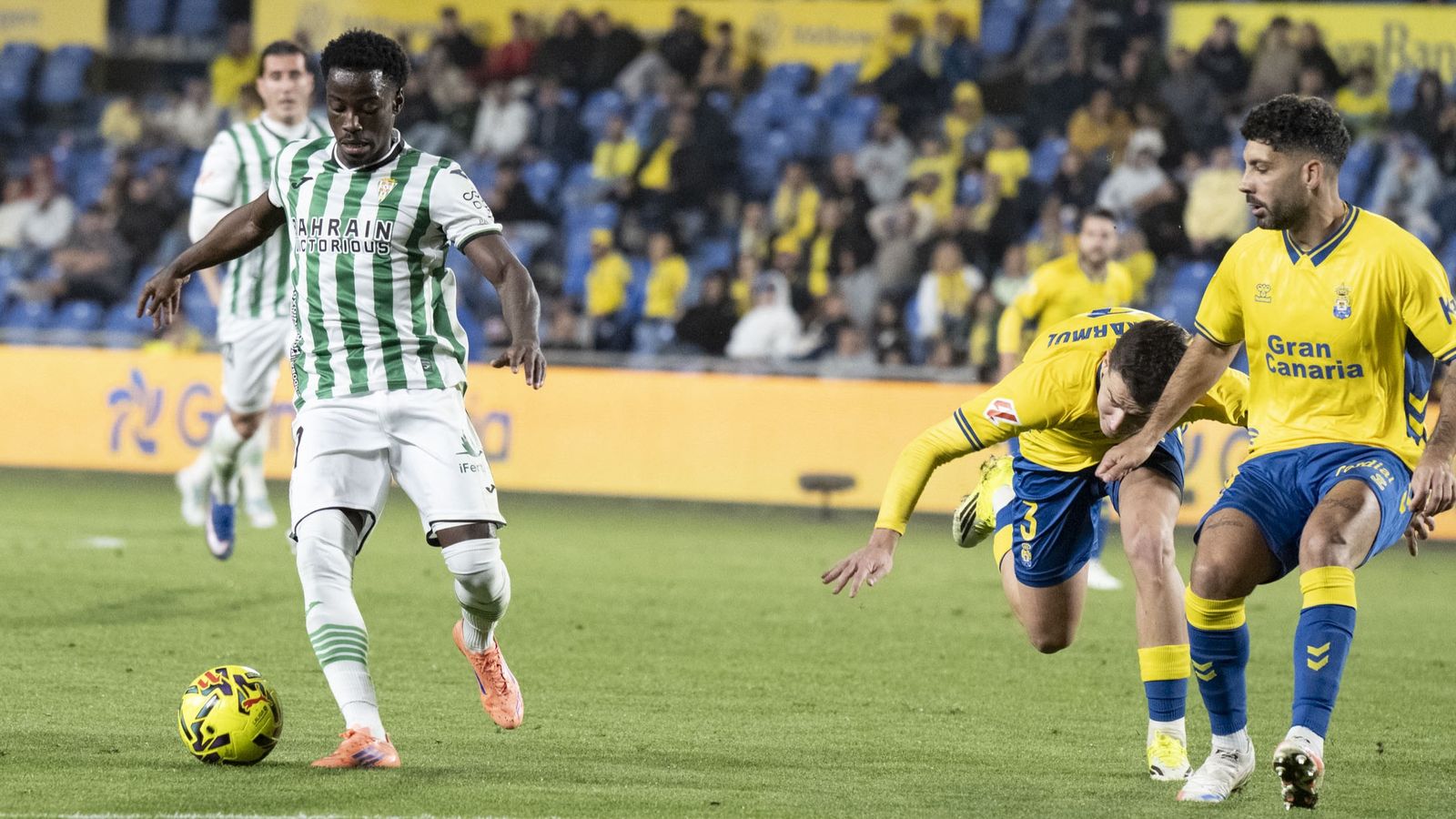 Adilson Mendes conduce el balón en un lance del Las Palmas - Córdoba CF.