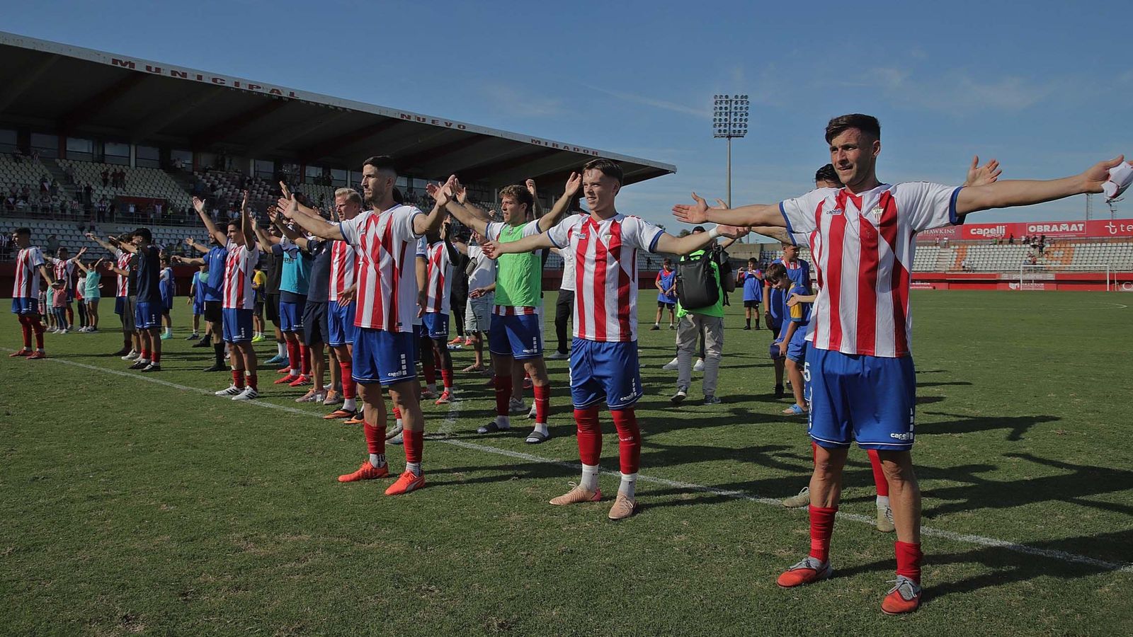 Futbolistas del Algeciras celebran un triunfo en el Nuevo Mirador.