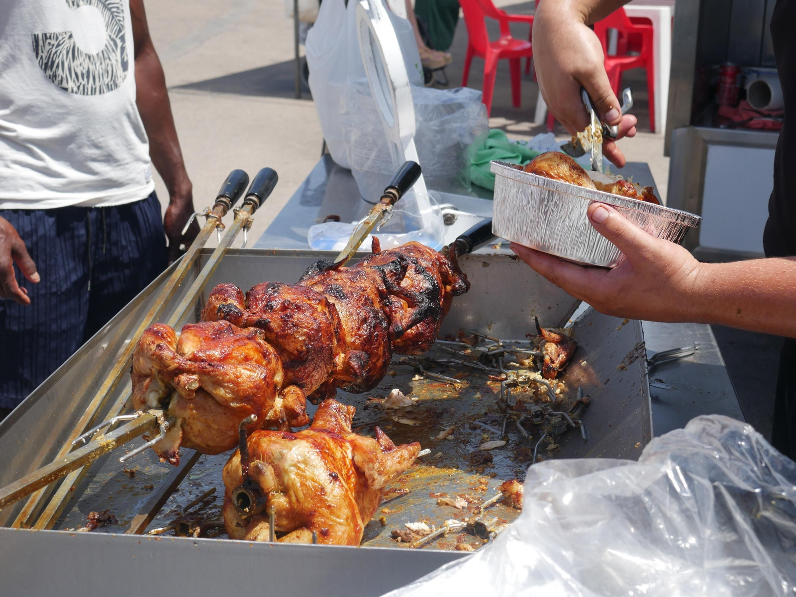 Así es la venta de pollos asados en los negocios ambulantes de Almería