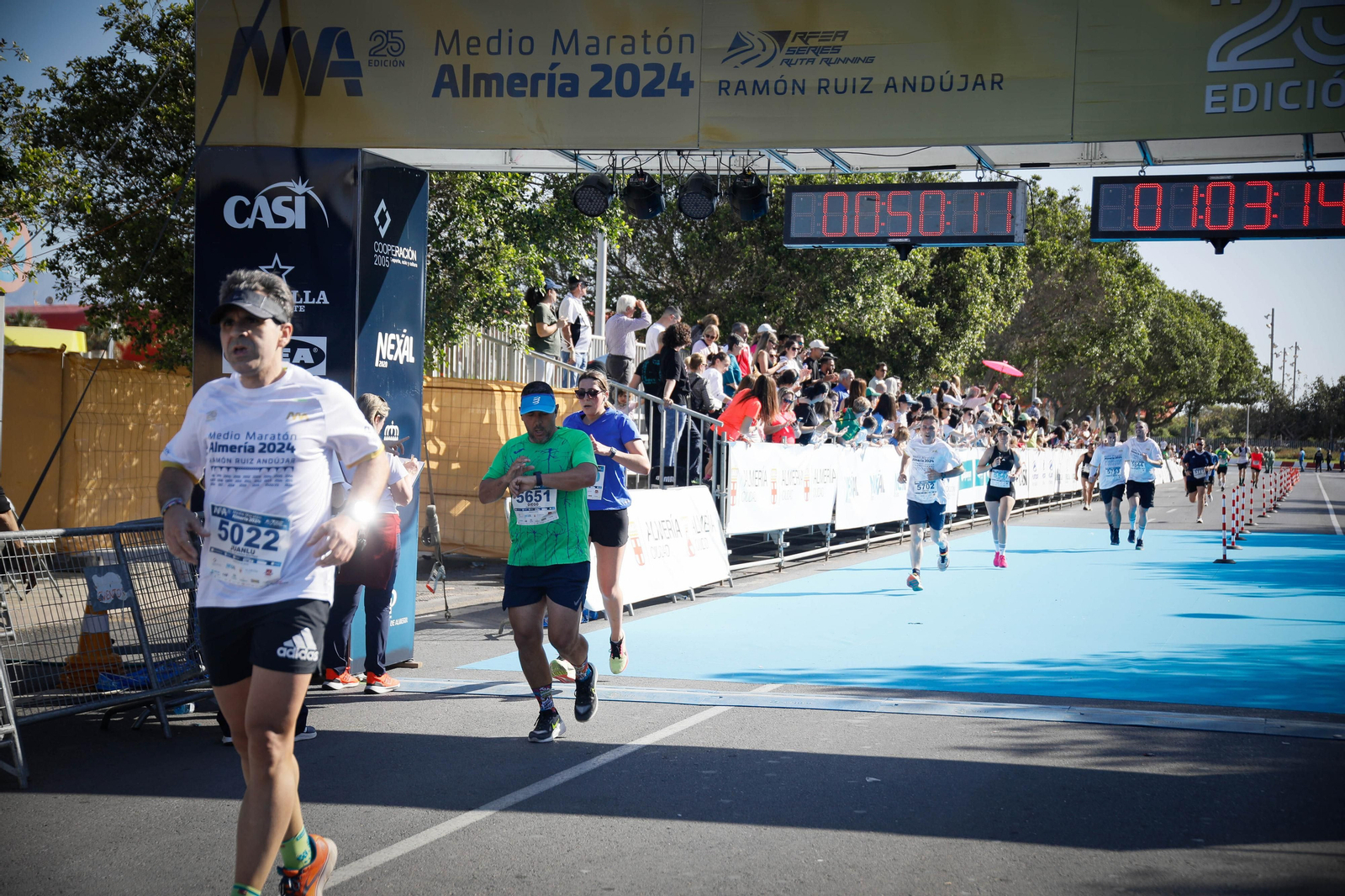 Imágenes de la llegada de la Media maratón Ciudad de Almería
