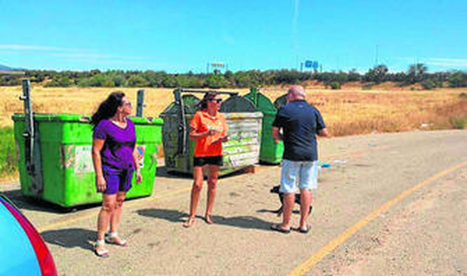 Una representante de Saceco atiende con los vecinos de la zona.