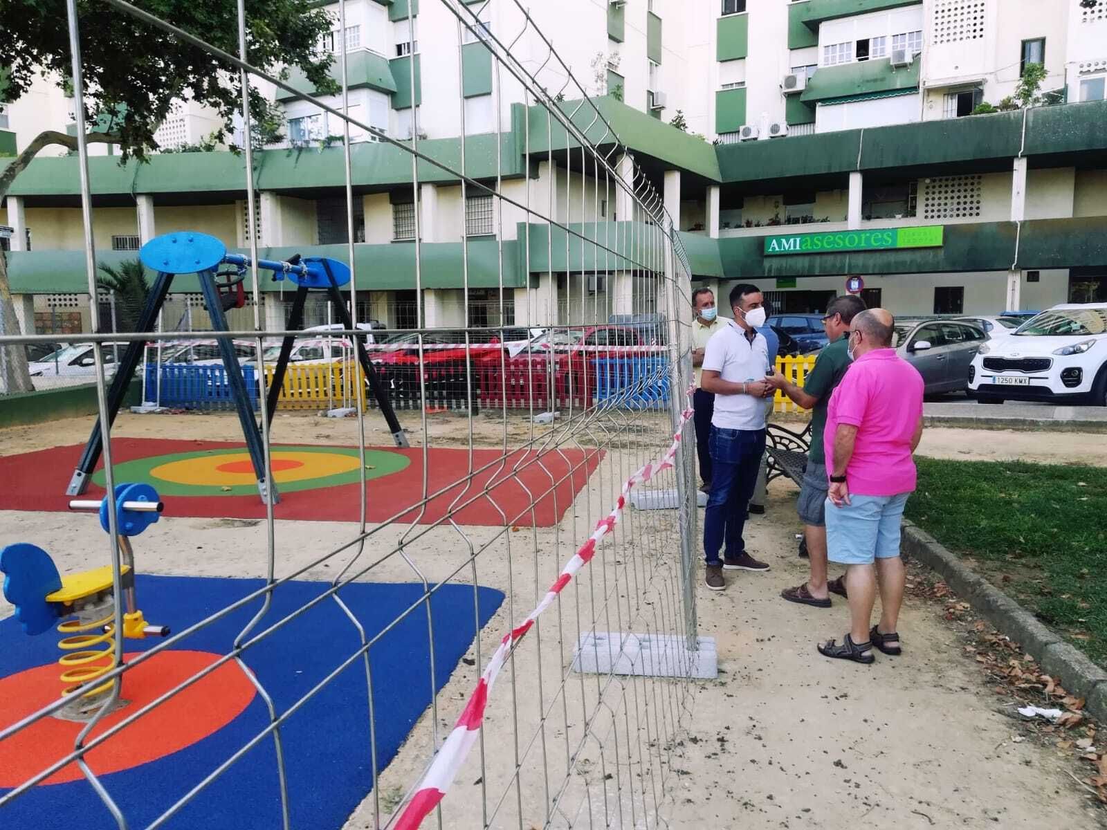 José Antonio Díaz visitando la instalación de juego infantil de Parque Atlántico.