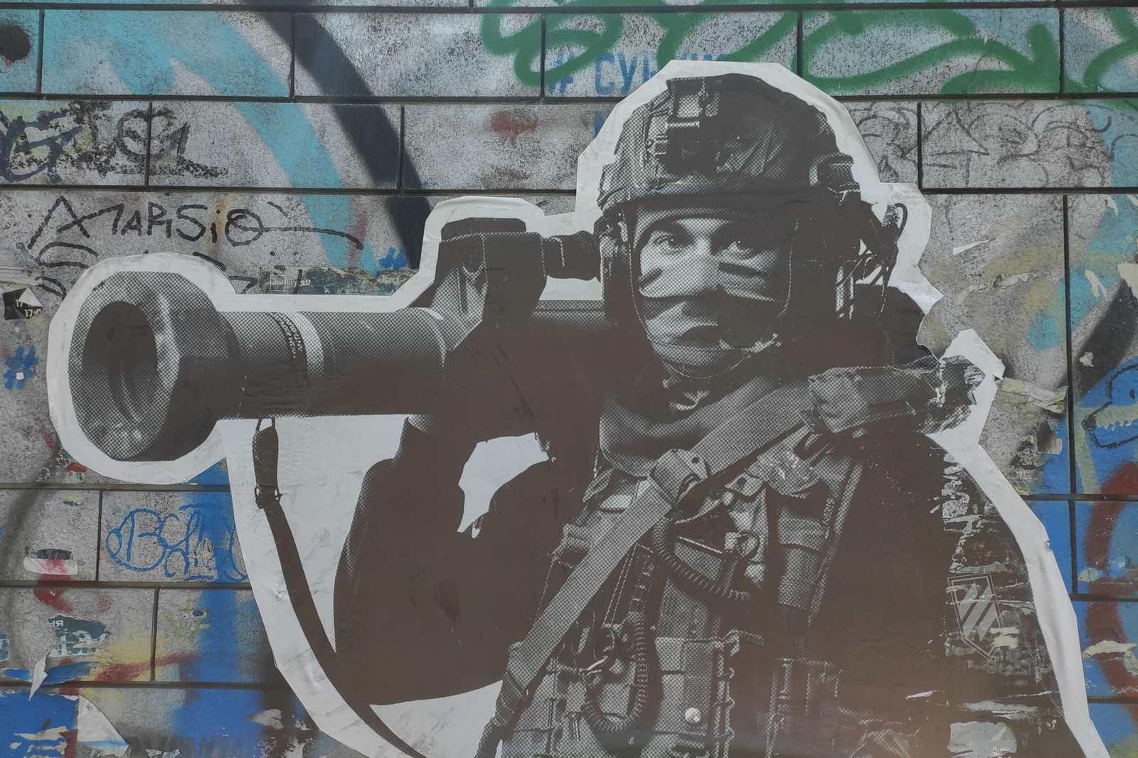 Grafiti de un soldado ucraniano en una calle de Kiev.
