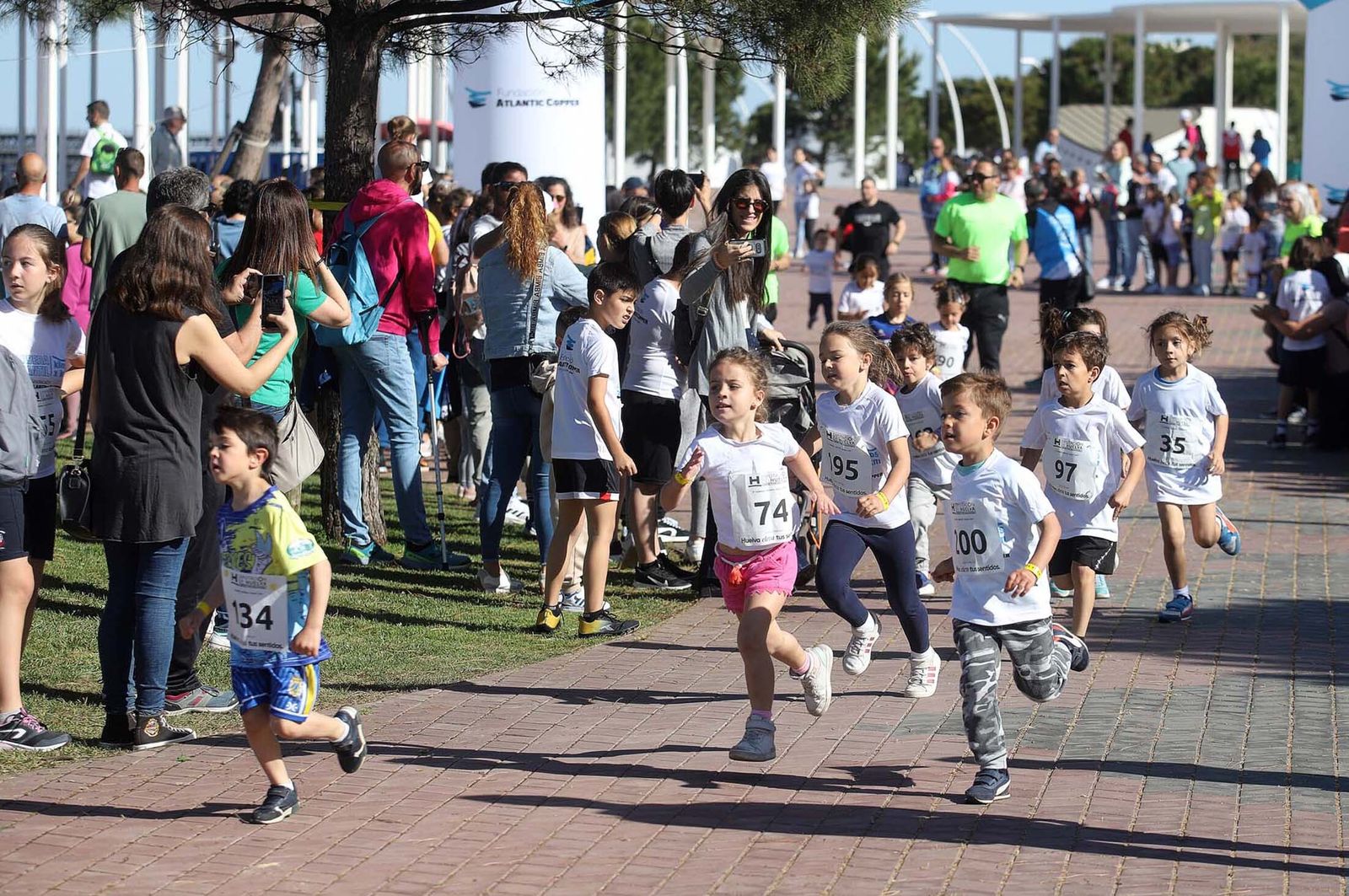 Imágenes de la carrera infantil previa a la "10K Puerta del Descubrimiento"