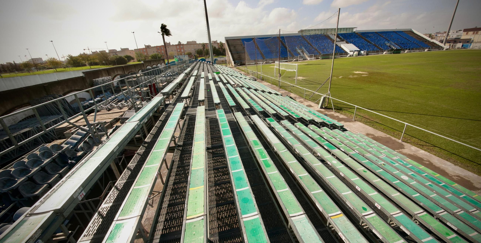 Instalada la grada supletoria en el campo Pedro Garrido de Jerez