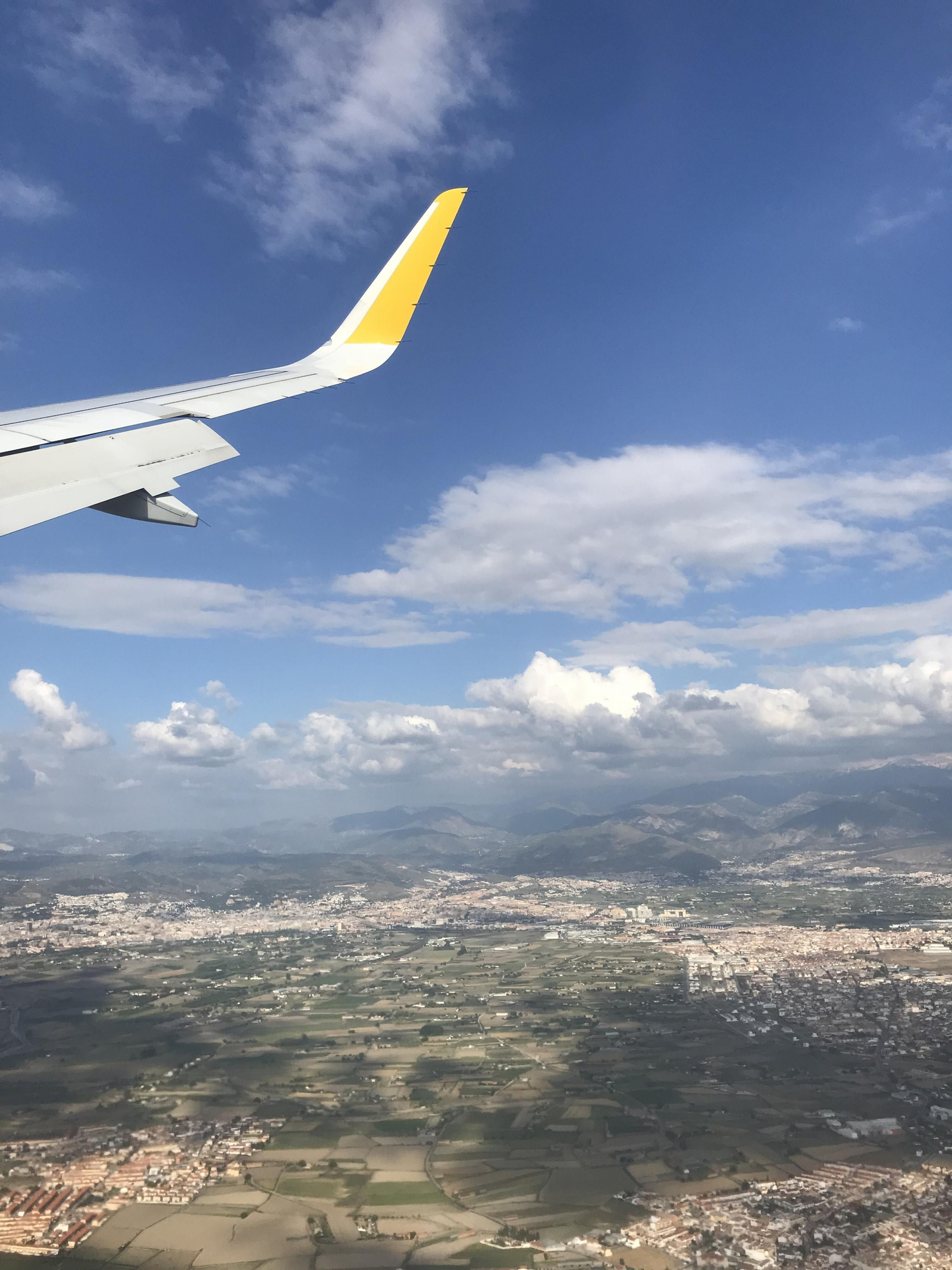 35. Vista de Granada desde el avión de la compañía Vueling que conecta con Tenerife desde el pasado mes de diciembre