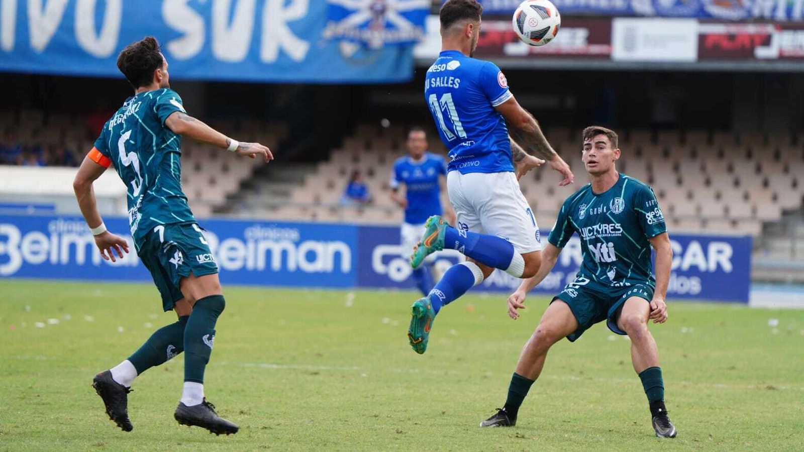 Edu Salles salta para intentar rematar un balón de cabeza.