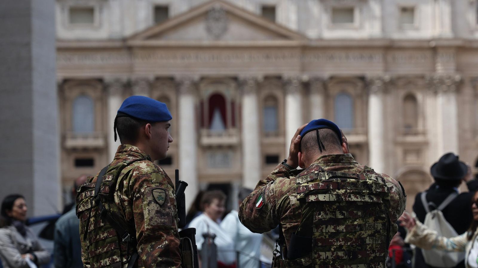 Las imágenes de las vísperas del cónclave en la Plaza de San Pedro del Vaticano