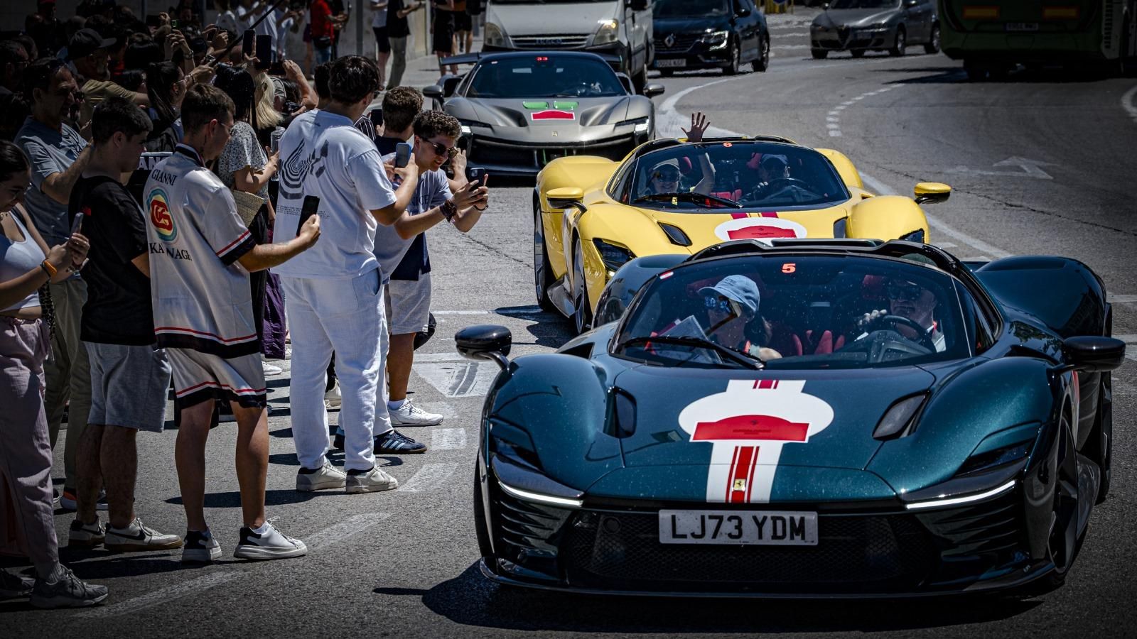 Aficionados y curiosos tomando fotos de los Ferraris entrando el Puerto de Cádiz.