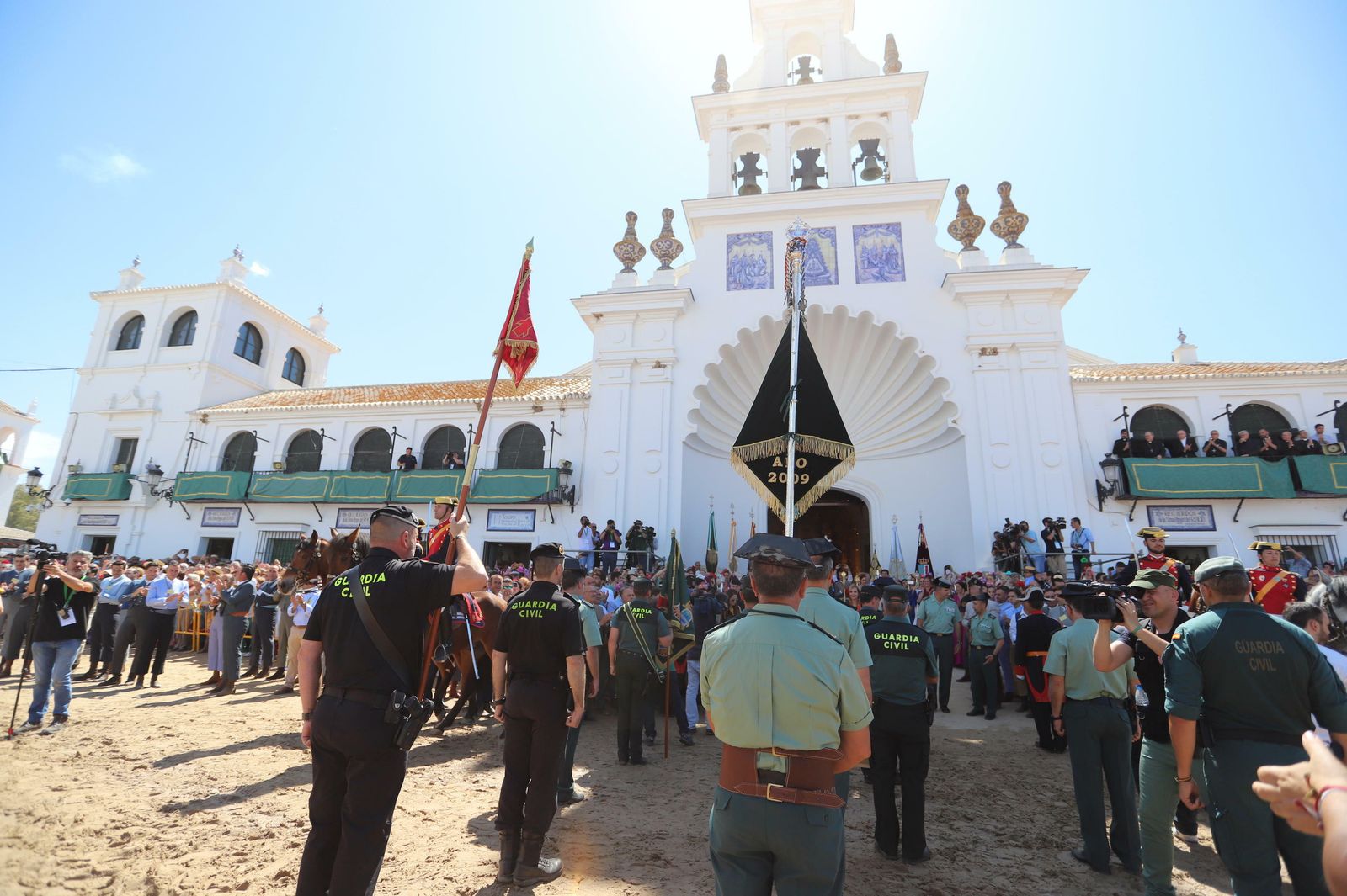 Homenaje a la Guardia Civil, ante la Blanca Paloma, por sus 175 años.
