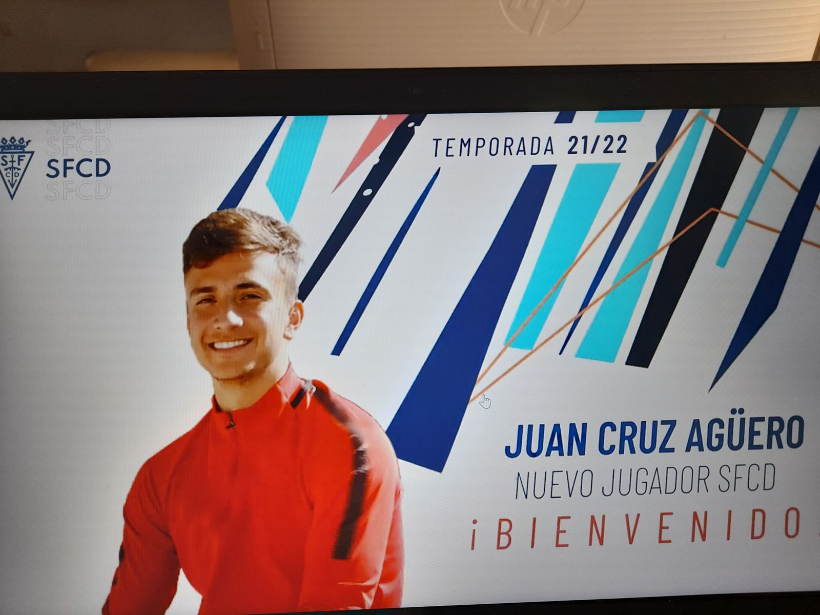 La bienvenida del San Fernando a Juan Cruz Agüero.