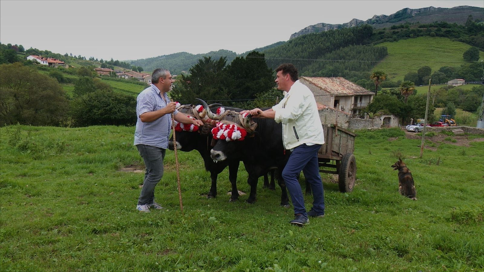 Roberto Capone (derecha) en los pastos junto al río Saja.