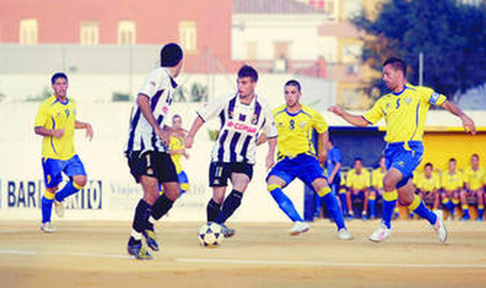 El balono y ex zabalista Liam conduce el balón.
