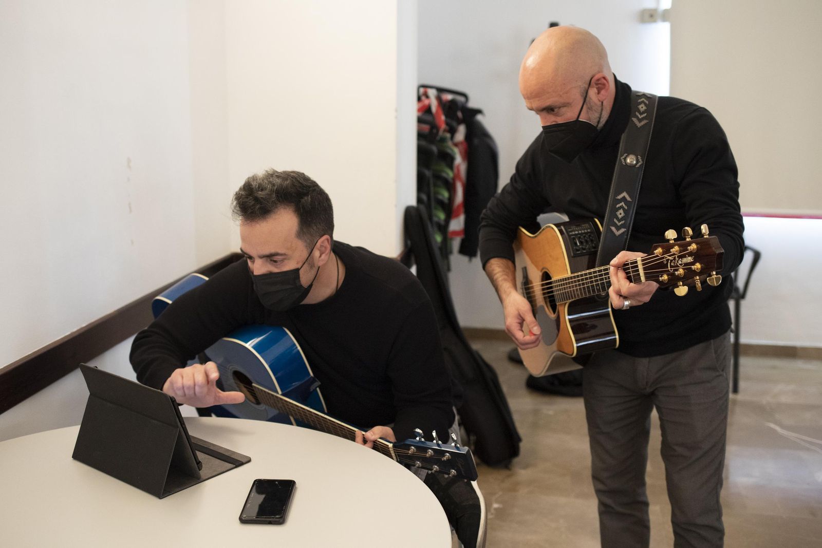 Fotos: Popi y Quini Almendros enseñan música a los jóvenes de la Asociación Homo Sapiens
