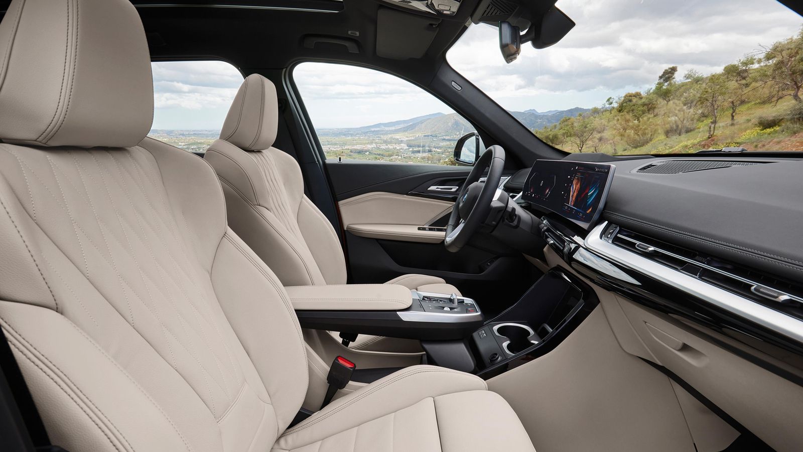 Los asientos delanteros cumplen con lo estándares de tamaño en el segmento de los SUV compactos. Su banqueta está a casi 30 cm del suelo.