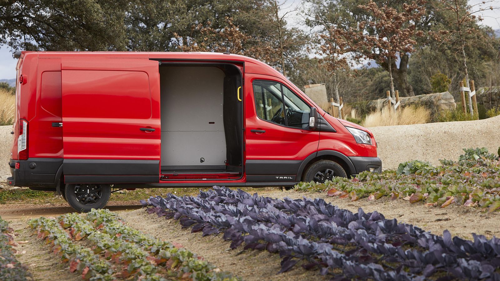 La Ford Transit Van en configuración L3 H2 supera los 11 m3 de capacidad de carga. El peso máximo autorizado puede ser de hasta 3.500 kilos.