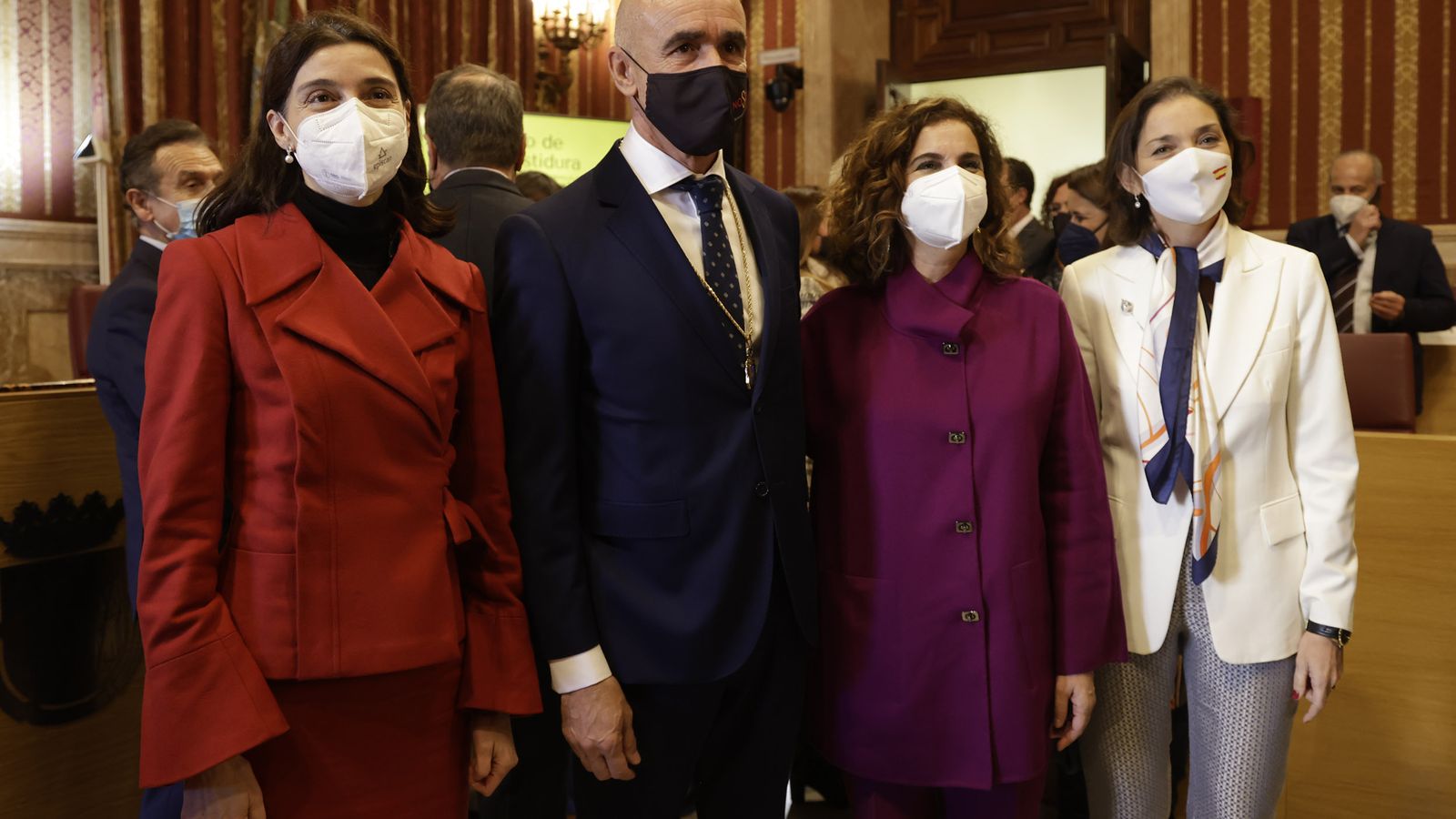 Muñoz con las tres ministras de España que asistieron al Pleno.