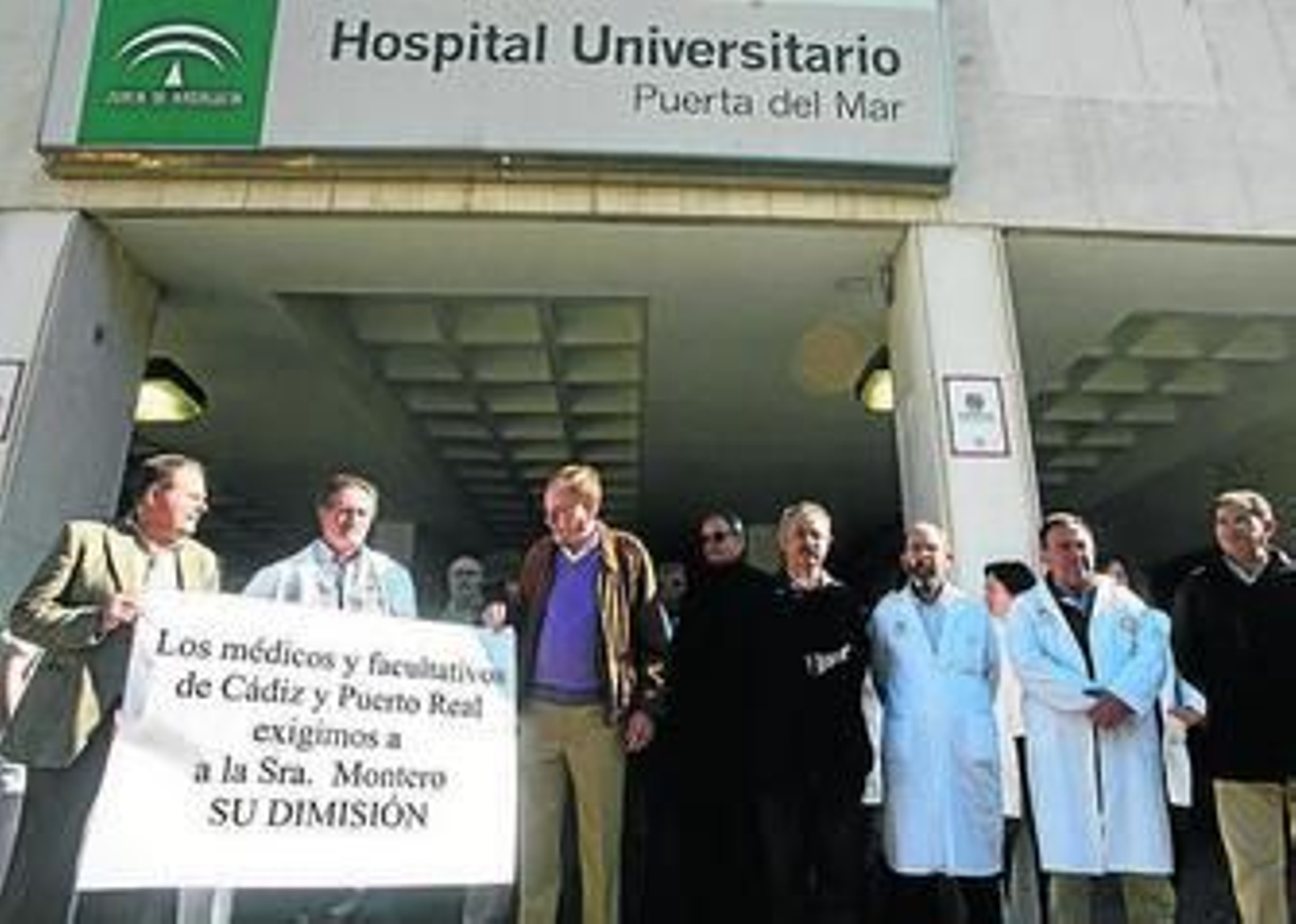 Un grupo de facultativos, ayer, durante la concentración en la entrada del Hospital Puerta del Mar.