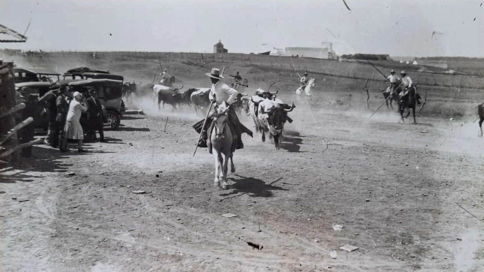 Traslado de reses a la Venta de Antequera; al fondo se contempla la ermita de Valme y el antiguo Cortijo de Cuarto.