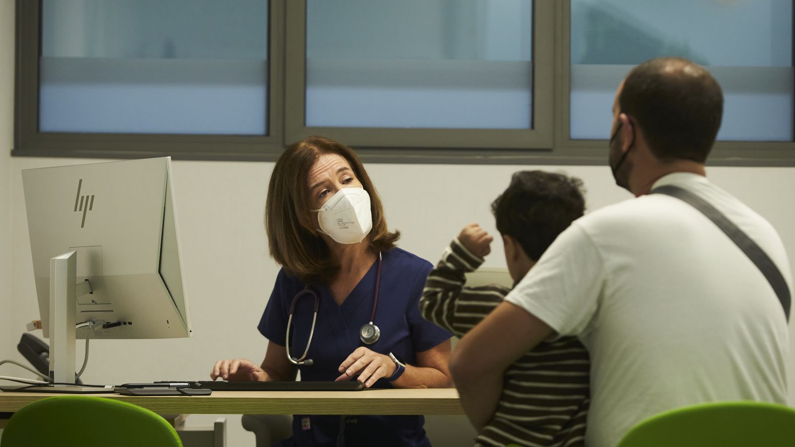 Una pediatra atiende una consulta en Urgencias.