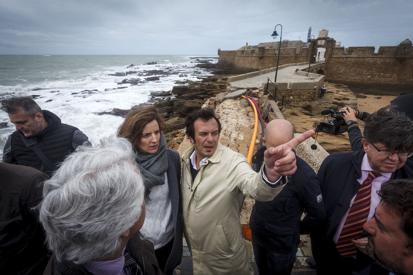 El alcalde de Cádiz, José María González, explica en el Paseo Fernando Quiñones los daños del temporal a la directora general de Costas, Raquel Orts.