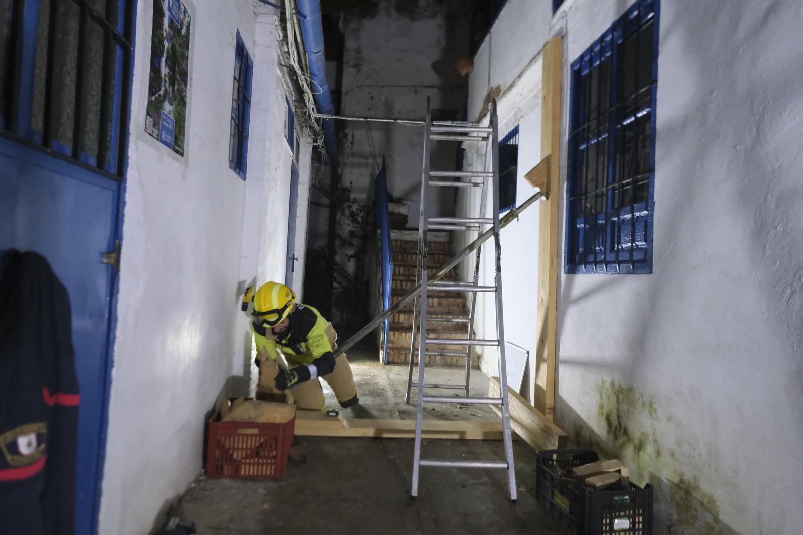 El desalojo de la casa de paso de La Lagunilla en Córdoba, en fotografías