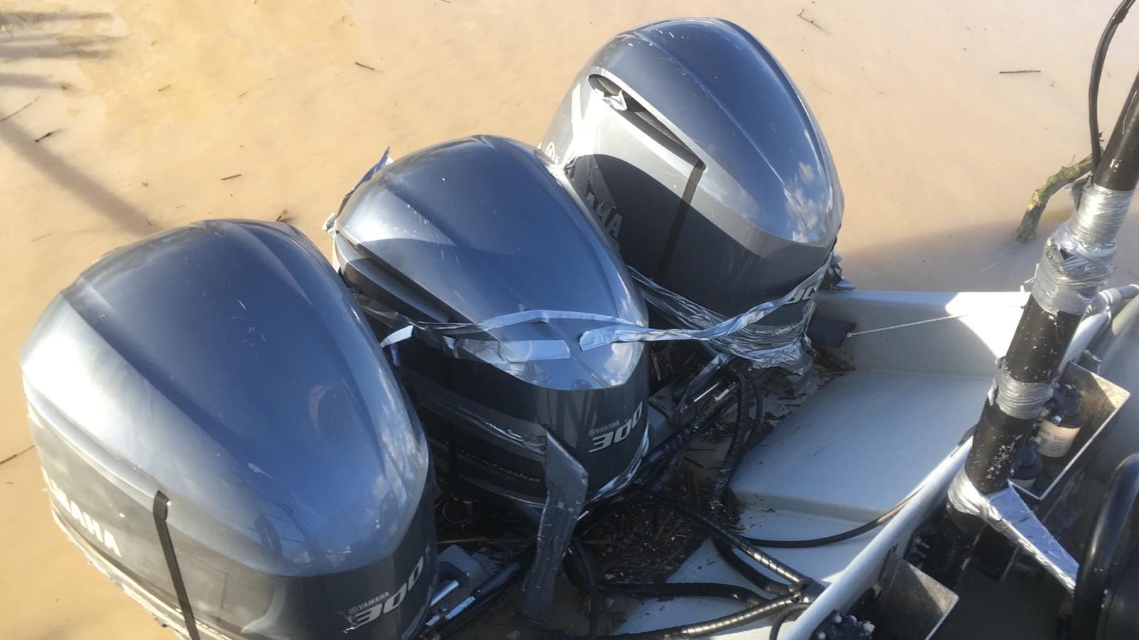 Los motores de la narcolancha interceptada en Coria del Río.