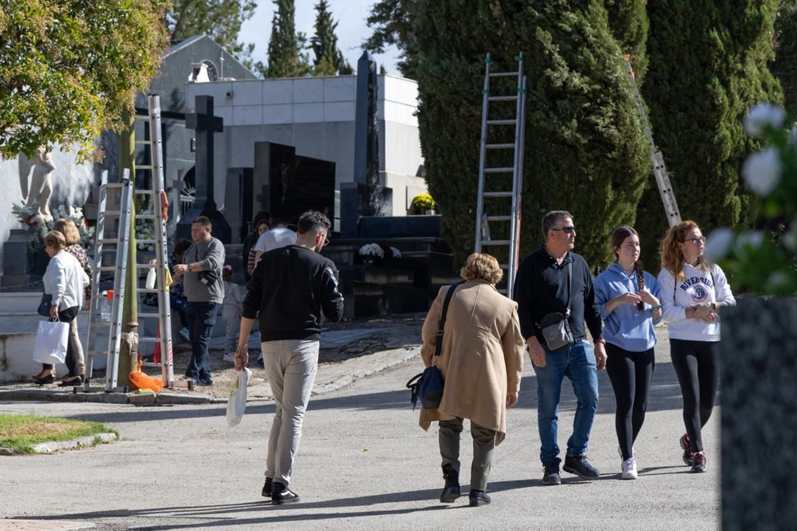 Día de Los Santos en el cementerio de San Fernando y San Eufrasio de Jaén, en imágenes