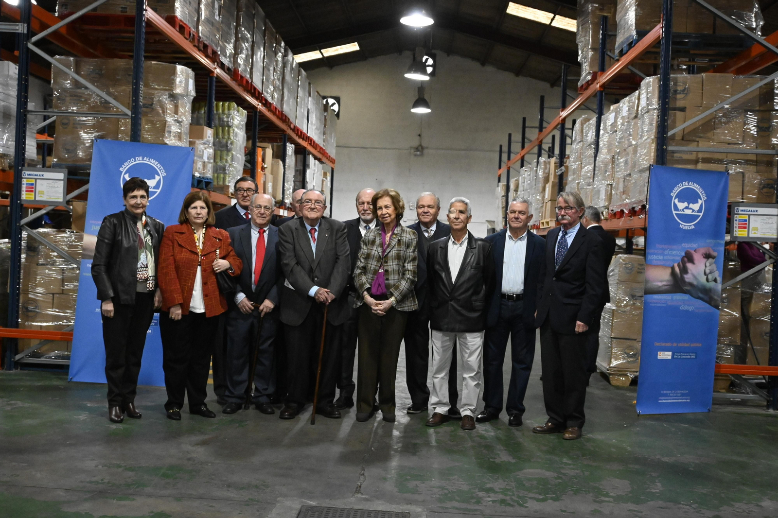 La Reina Sofía visita el Banco de Alimentos de Huelva, en imágenes