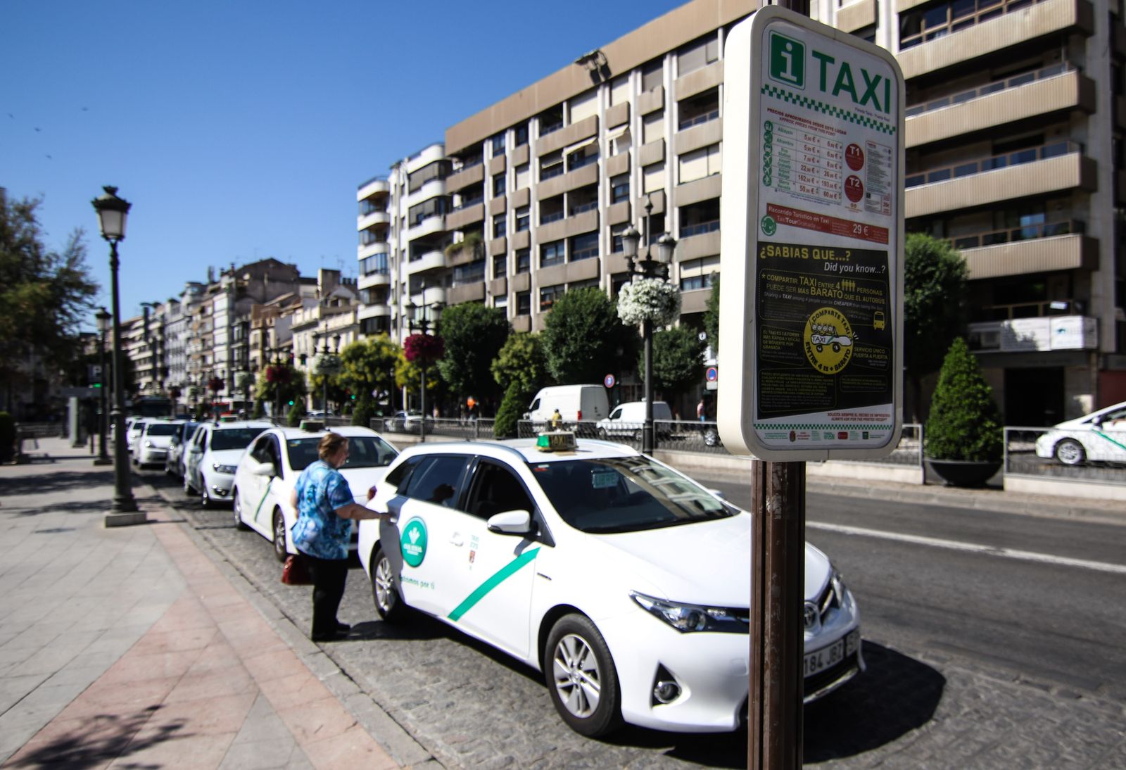 Una mujer coge un taxi en la Acera del Darro.