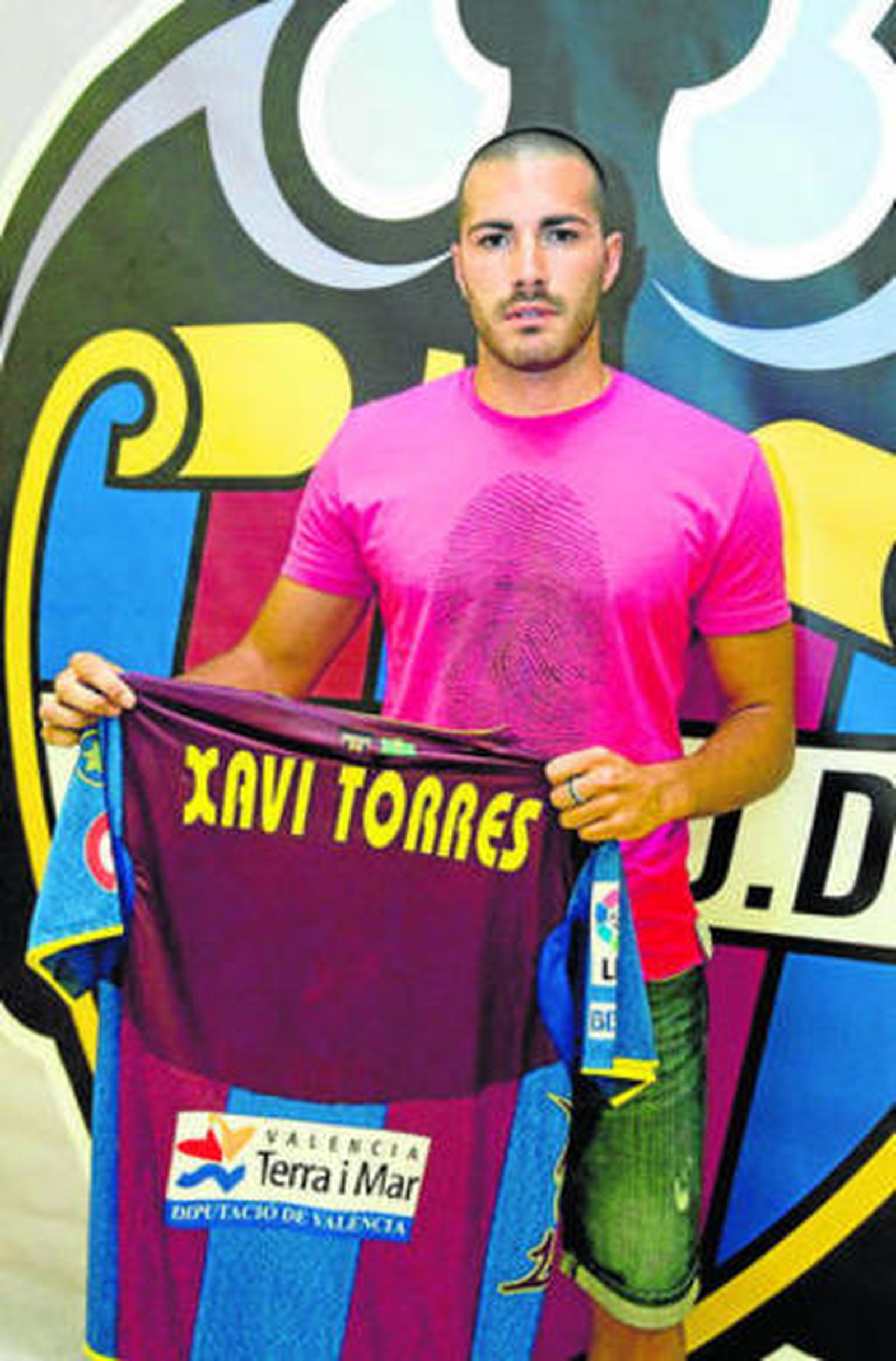 Xavi Torres porta la camiseta del Levante en su presentación.