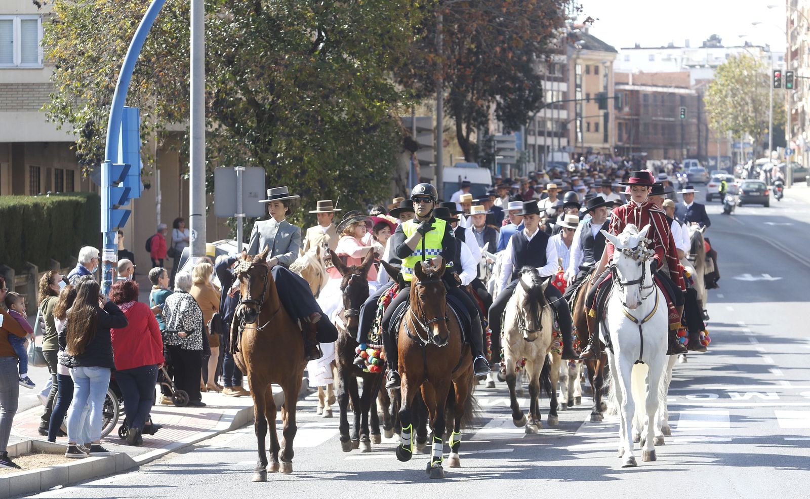 La comitiva baja por la avenida de las Ollerías.