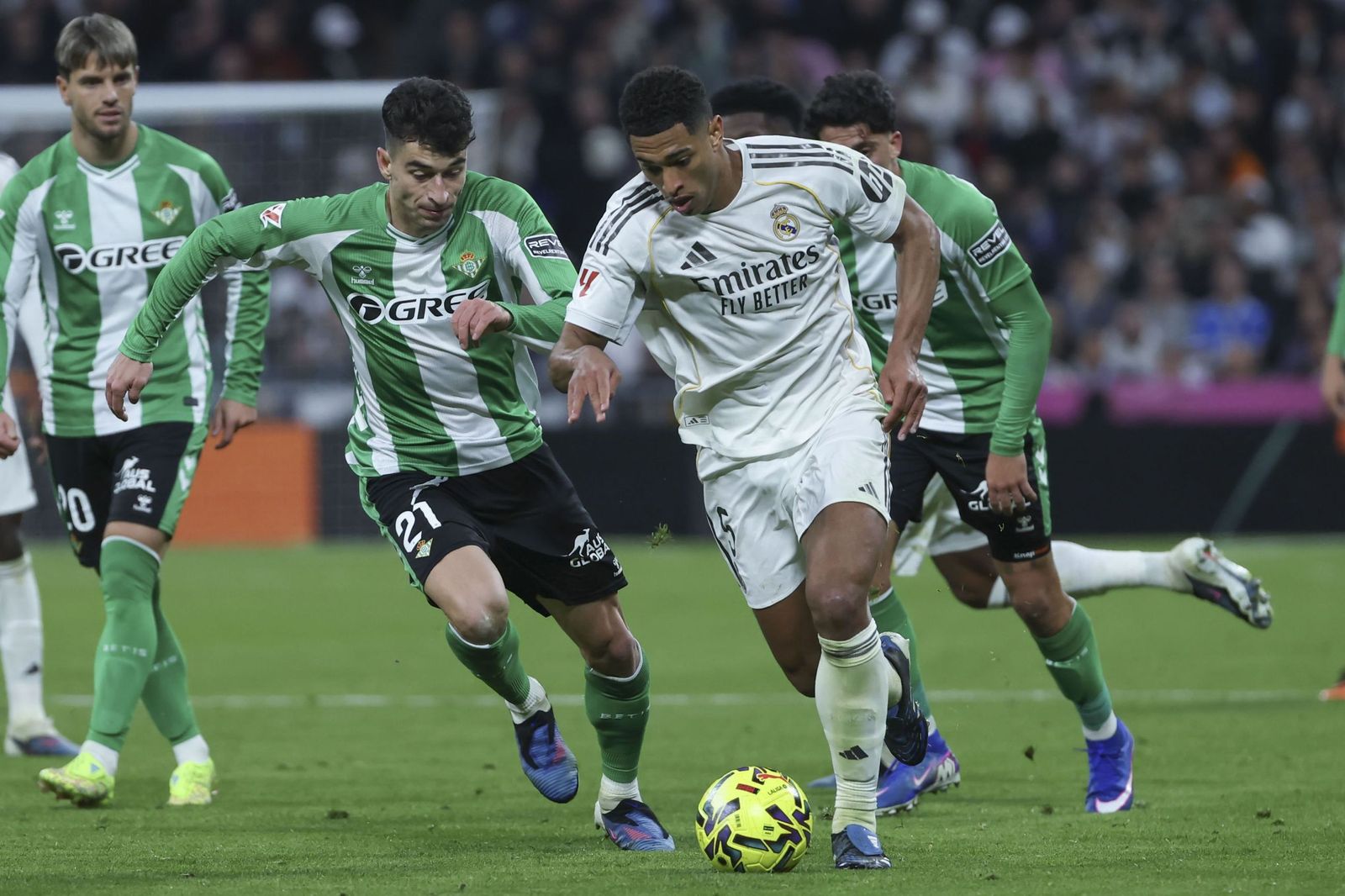 Marc Roca presiona a Bellingham en un lance del partido.