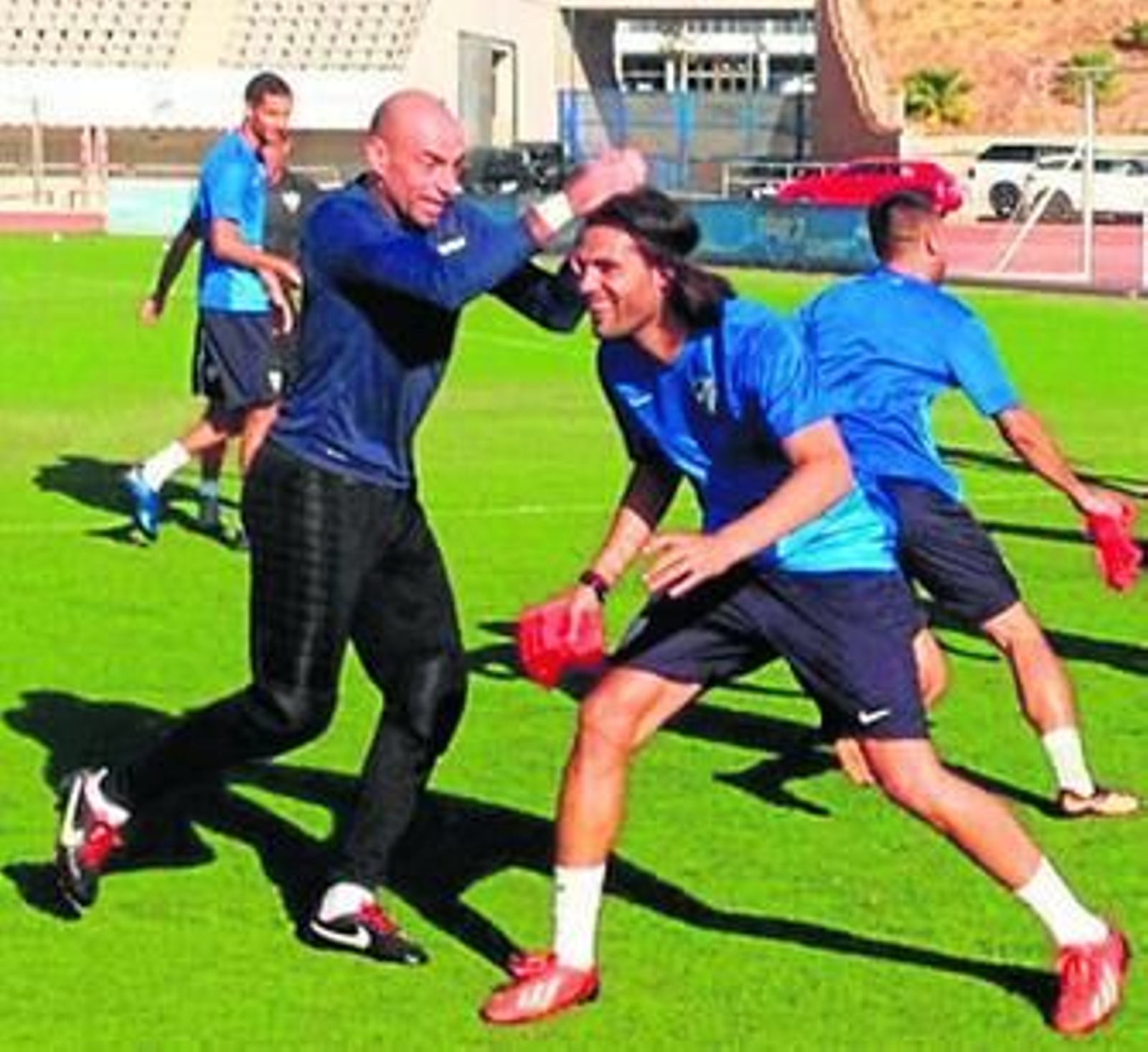 Sergio Sánchez bromea con Caballero.