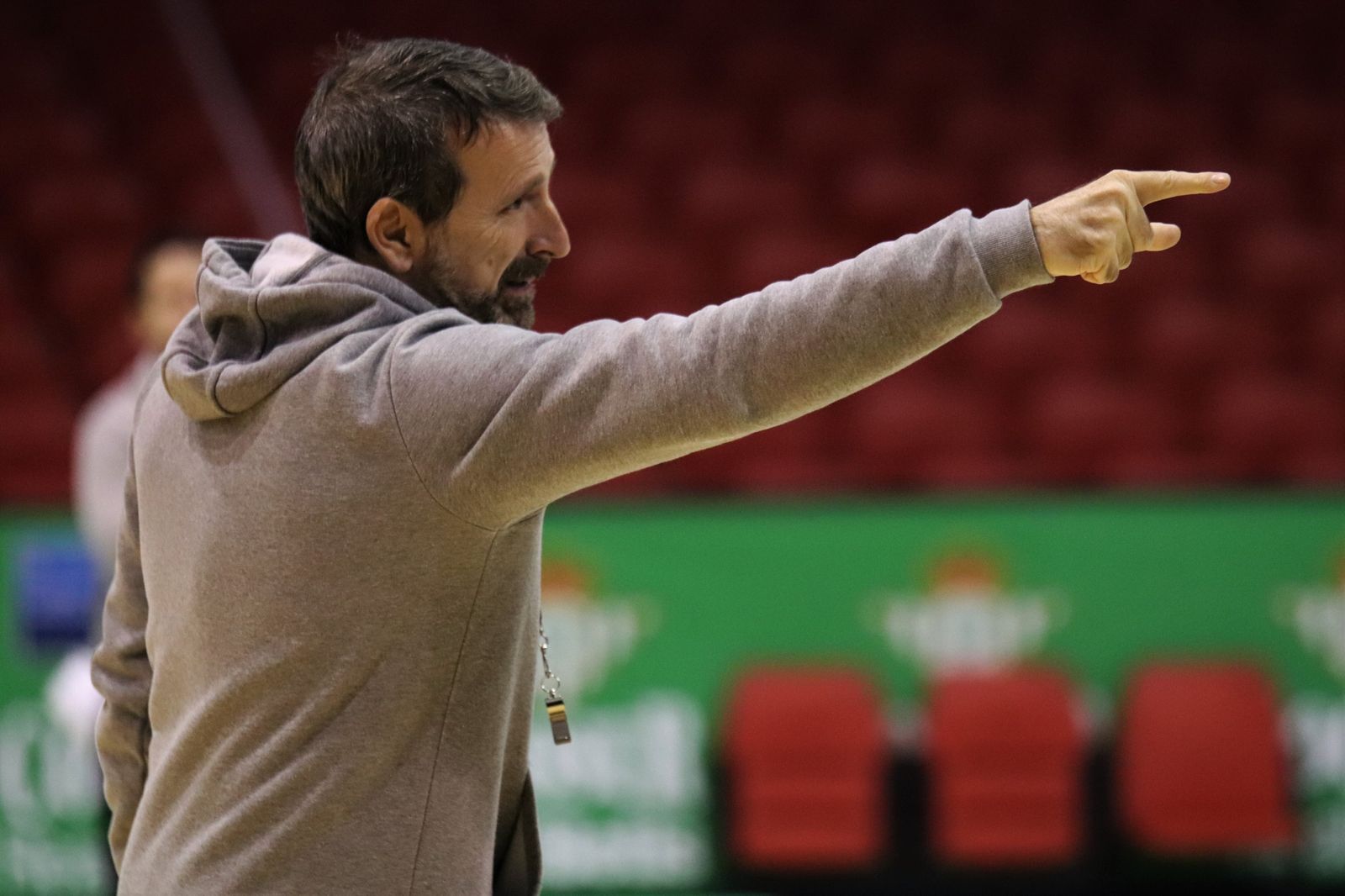 Joan Plaza da instrucciones en un entrenamiento.