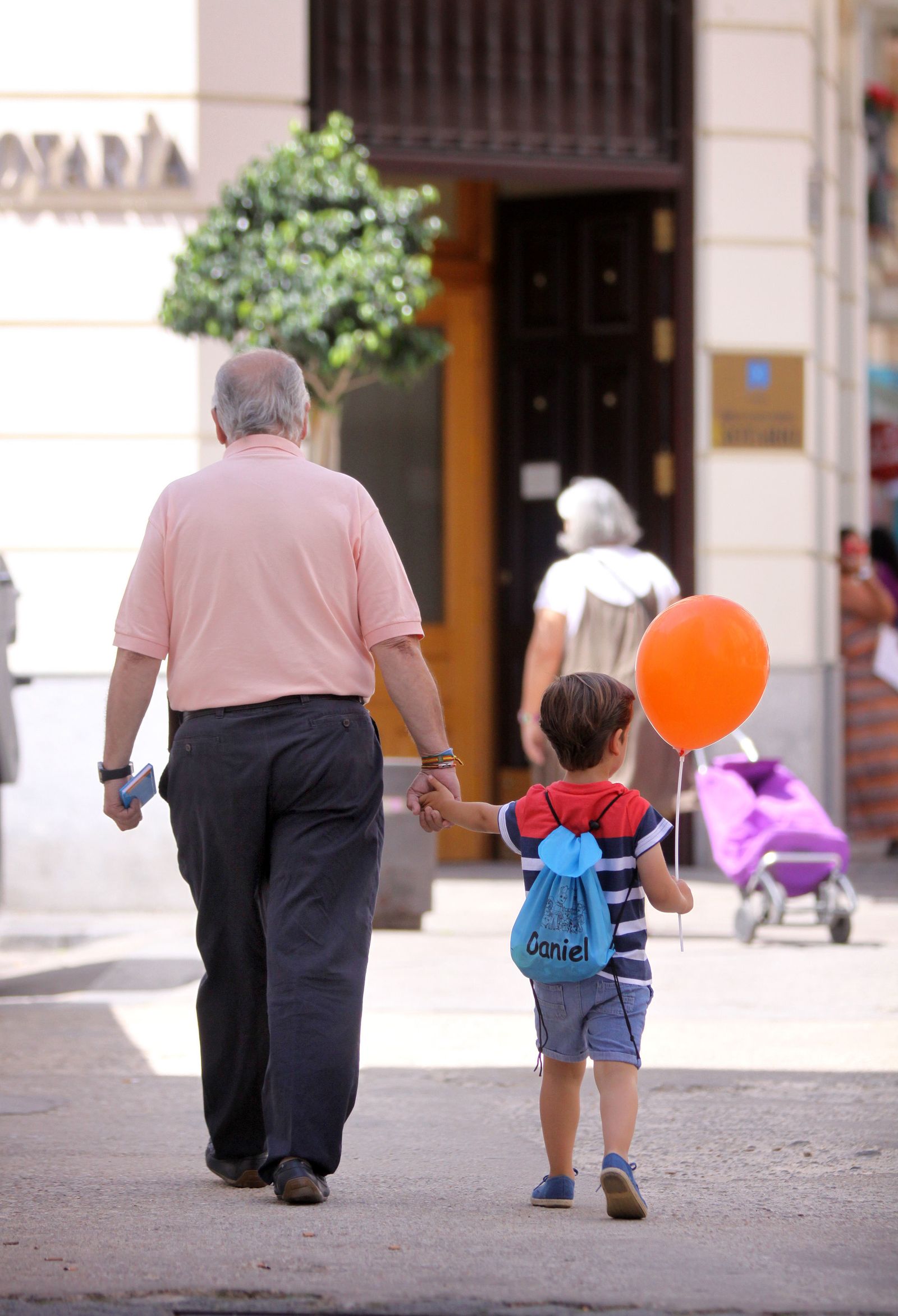 Un abuelo pasea con su nieto, en una imagen de archivo.