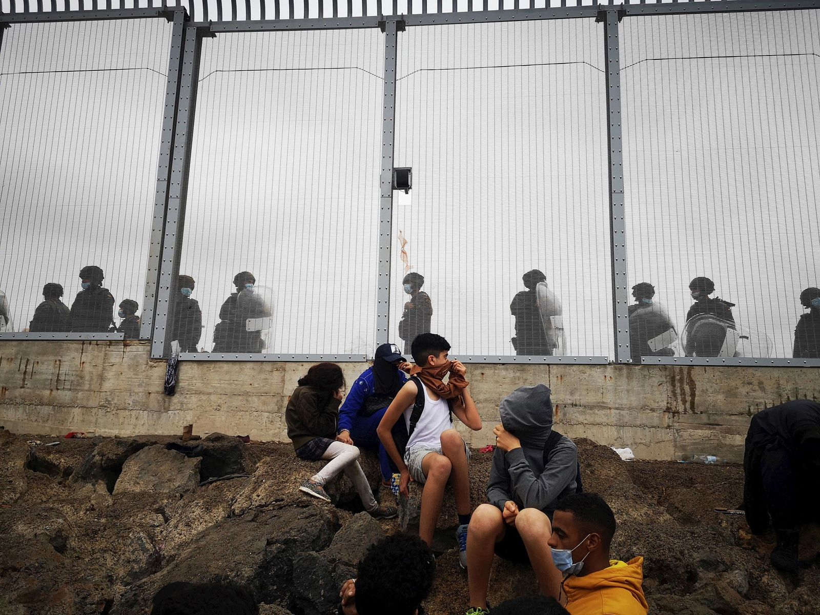 Agentes de la Policía Nacional vigilan la frontera entre Ceuta y Fnideq.